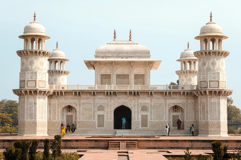من دلهي: تاج محل، تاج محل الصغير، حصن أغرا مع مرشدة أنثىمع سيارة خاصة وسائق ومرشدة وتذاكر دخول
