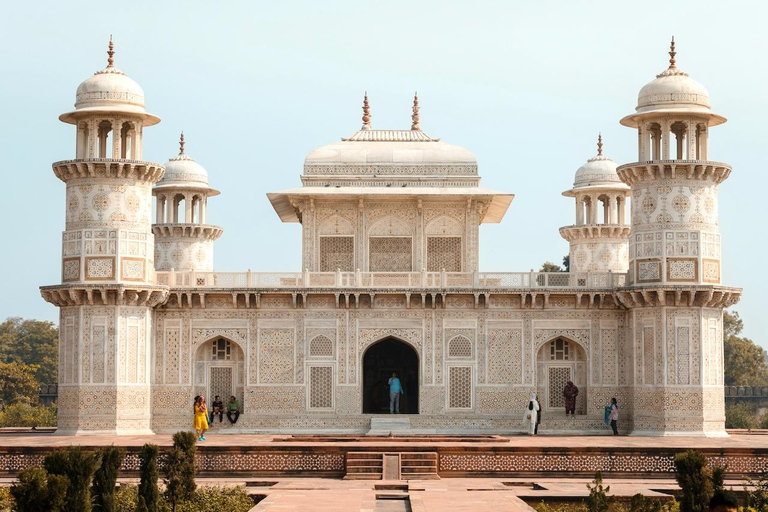 من دلهي: تاج محل، تاج محل الصغير، حصن أغرا مع مرشدة أنثىمع سيارة خاصة وسائق ومرشدة وتذاكر دخول