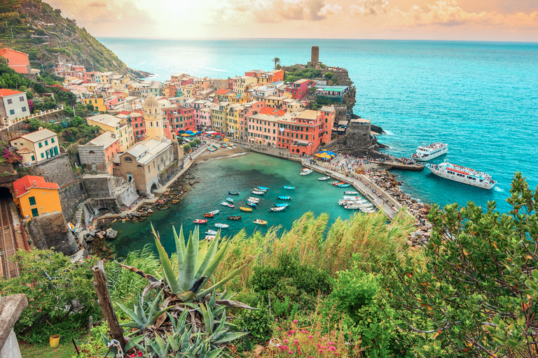 Cinque Terre: tour guidato di un giorno e crociera da MilanoTour solo in inglese