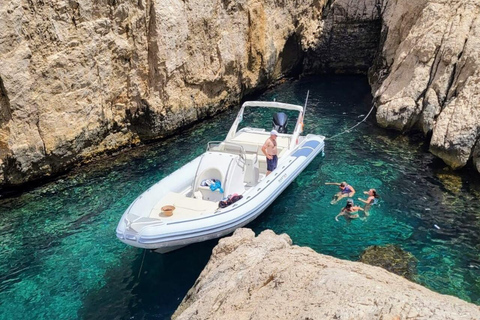 La Ciotat: Boat Tour in the Calanques with swimming
