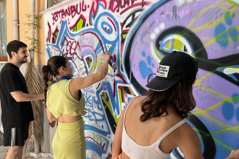 Atelier d'art du graffiti avec des habitants d'un jardin d'intérieur d'Istanbul