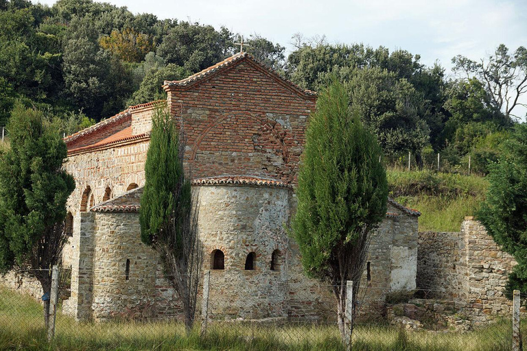 Da Tirana/Durres/Golem: Tour del Capo di Rodon e degustazione di vini.Da Tirana: Capo di Rodon e degustazione di vini.