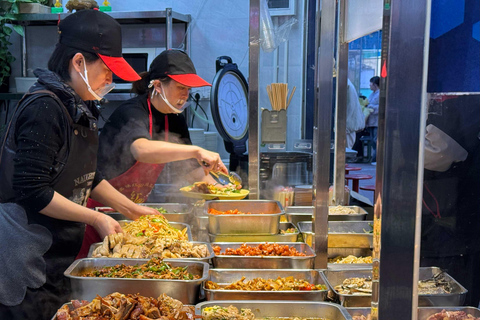 Shanghai: Local Food Market and Park Walking Tour