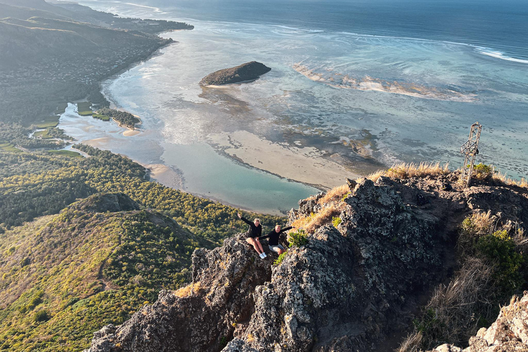 Mauritius: wycieczka i wspinaczka z przewodnikiem po górach Le Morne o wschodzie słońcaMauritius: wycieczka i wspinaczka z przewodnikiem po wschodzie słońca w Le Morne Brabant