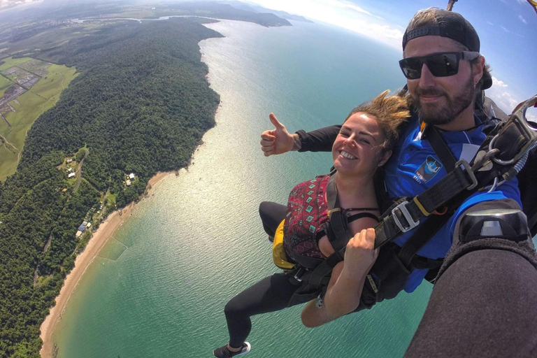 Cairns: Paracaidismo en tándem con traslados y opción de aterrizaje en la playaParacaidismo en tándem con traslados desde Cairns