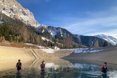 Leave the comfort Zone: Ice bathing in the mountain lake