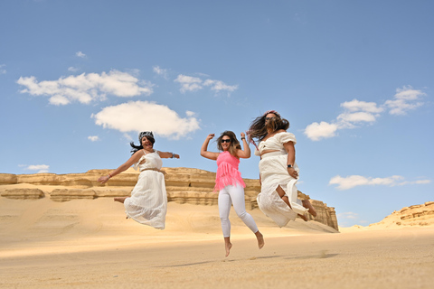 Dal Cairo: Safari nel deserto, giro in cammello, lago magico e pranzoTour condiviso in tedesco con pranzo