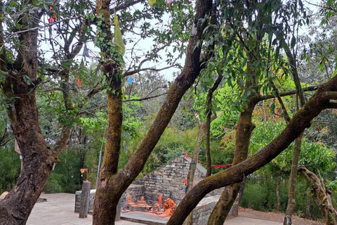 Kathmandu: Geführte Wanderung auf den Champadevi-Hügel mit MittagessenKathmandu: Geführte Wanderung auf den Champadevi Hill mit Mittagessen