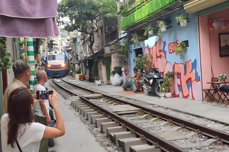 Hanoi: Military History Museum, Hoa Lo Prison & Gardens Tour Small Group: All-In-One Tour: Highlights & Train Street