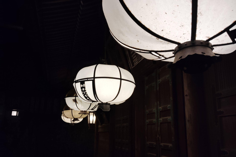 Nara: descubre la belleza atemporal en un tranquilo paseo nocturno.Nara: descubre la belleza atemporal en un tranquilo paseo nocturno