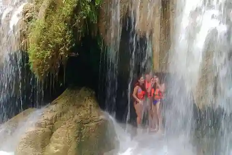 Bangkok: Tour privato di un giorno alle cascate di Erawan e a Kanchanaburi