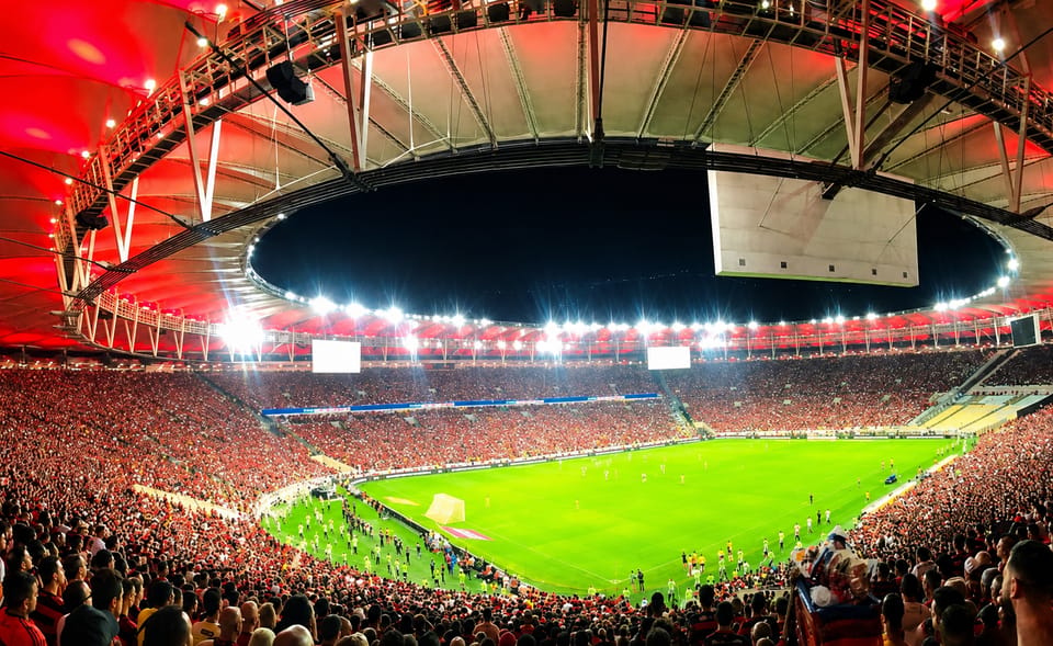 Volle Fußballtribünen im Flutlicht des Maracanã