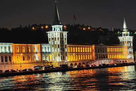 Bosphore d'Istanbul : croisière de 3 heures avec arrêt dans la partie asiatiqueBosphore : croisière guidée de 3 heures (sans repas)