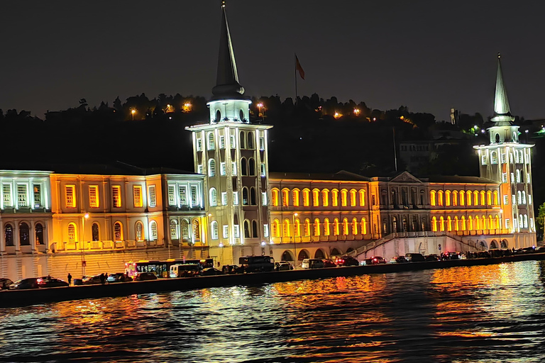 Bosphore d'Istanbul : croisière de 3 heures avec arrêt dans la partie asiatiqueBosphore : croisière guidée de 3 heures (sans repas)