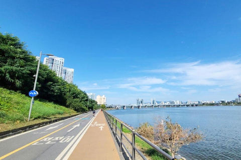Seoul: Han River Bike Ride with Ramyeon Experience Seoul: Han River Bike Ride with Ramyeon Lunch