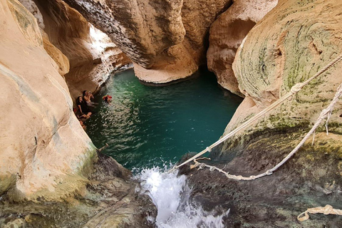 Au départ de Mascate : excursion d&#039;une journée à Wadi Shab et au gouffre de Bimmah