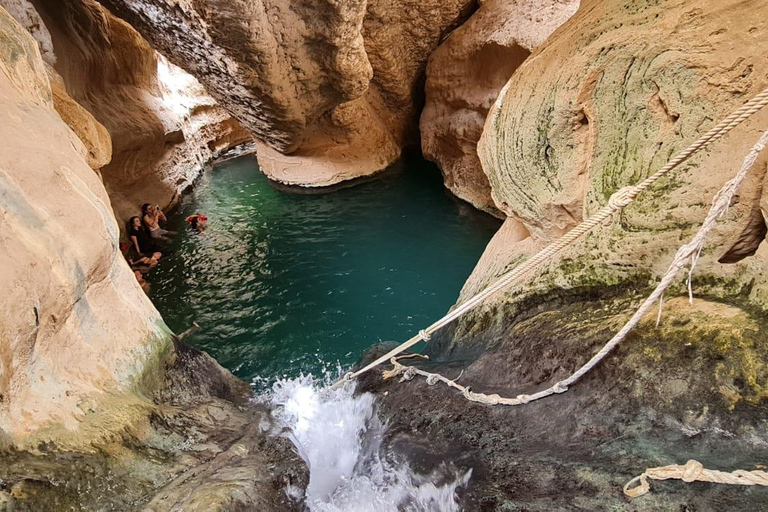 Desde Mascate: Excursión de un día a Wadi Shab y el sumidero de Bimmah