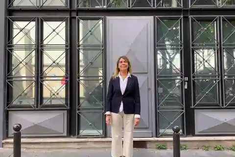Faceți cumpărături ca un parizian cu un expert în modă