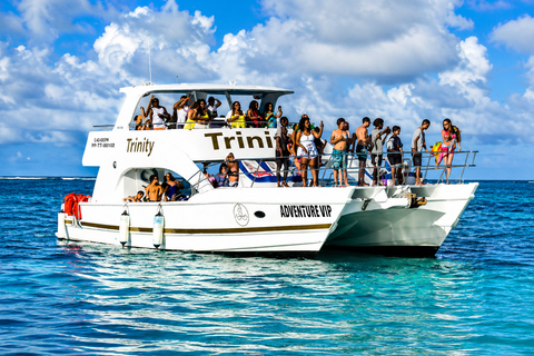 Punta Cana: Sunset Boat Party with Open Bar, DJ & Fire Show