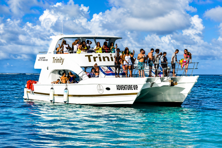 Punta Cana: Sunset Boat Party with Open Bar, DJ & Fire Show