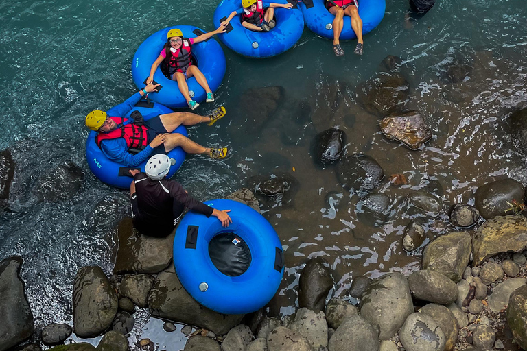 Tubulação no Rio Celeste: Experiências na natureza e águas azuisTubulação no Rio Celeste, aventura e natureza