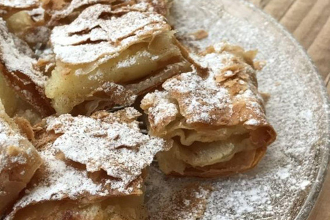 Assaggia Corfù: Tour guidato a piedi con una guida localeAssaggia Corfù: Tour gastronomico guidato a piedi con guida locale