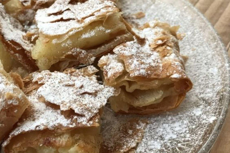 Assaggia Corfù: Tour guidato a piedi con una guida localeAssaggia Corfù: Tour gastronomico guidato a piedi con guida locale