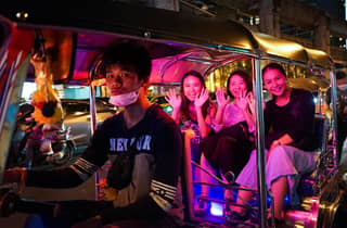 Bangkok: nächtliche Tuk-Tuk-Tour mit Essen und Getränken in Siam und Silom