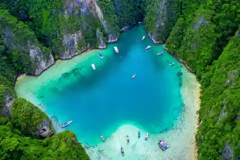 Phuket: Phi Phi & Bamboo Island Day Trip with Buffet Lunch