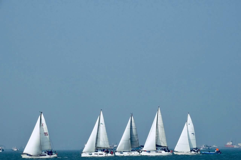 Mumbai : Voile privée sur un yacht de luxeMumbai : croisière privée en yacht de luxe