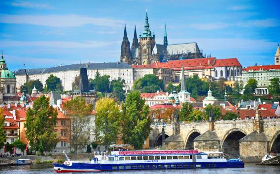 Prag: Burg-Tour mit Tickets und Stadtrundfahrt