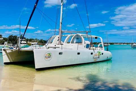 Ambiance insulaire : Croisière en catamaran aux îles du nord et barbecue tropical