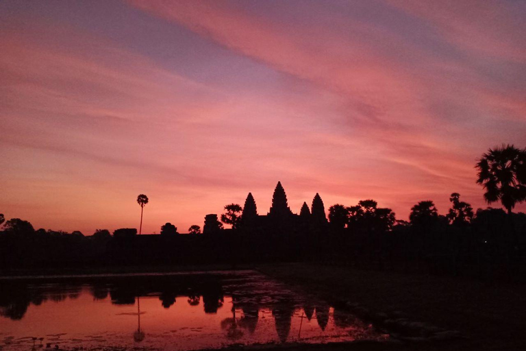 L&#039;alba ad Angkor Wat con un gruppo di condivisione