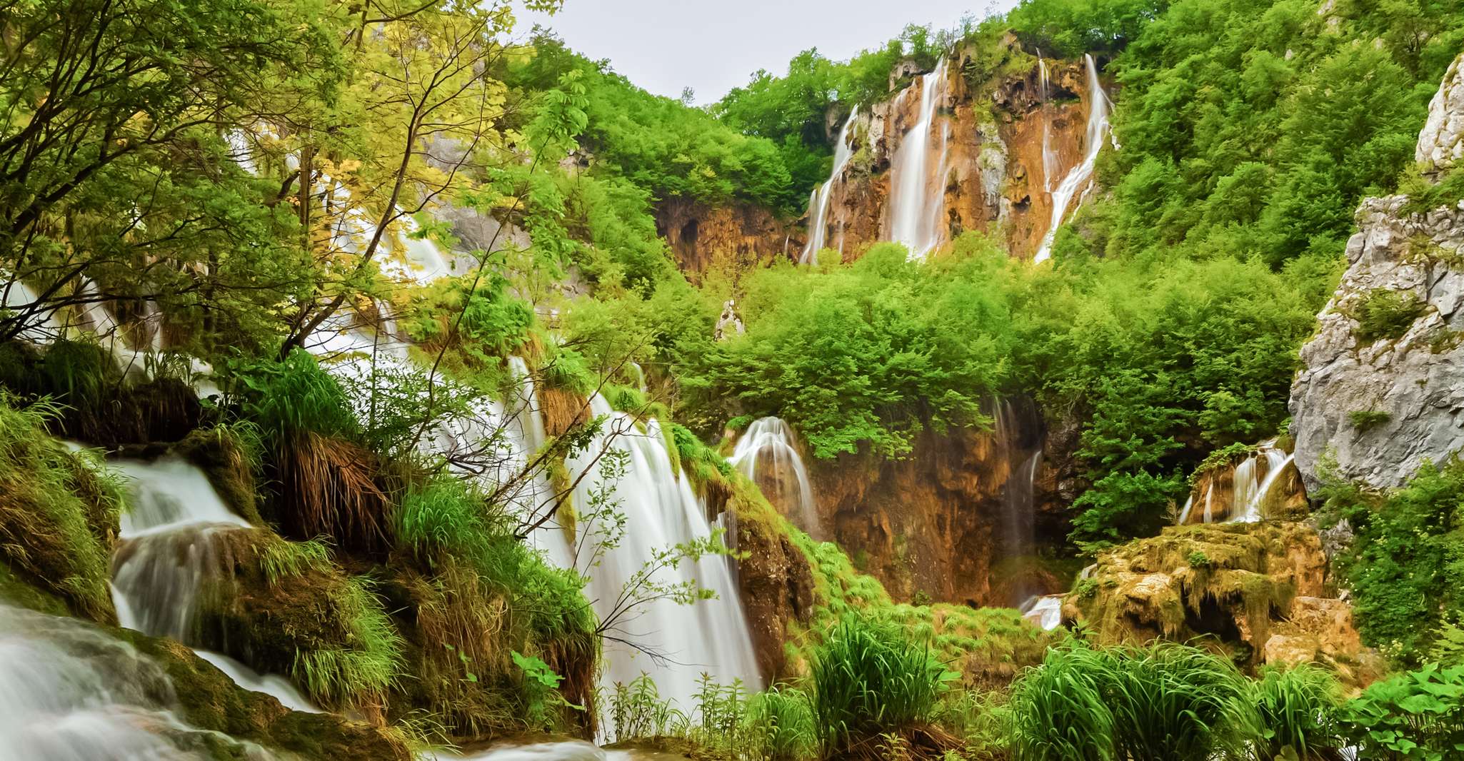Plitvice Lakes, visite à pied guidée et promenade en bateau - Housity