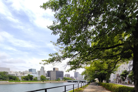 Hiroshima: Parque de la Paz, castillo y templo Mitaki en bicicleta eléctricaHiroshima: Parque de la Paz, Castillo y Templo Mitaki Recorrido en Bicicleta Eléctrica