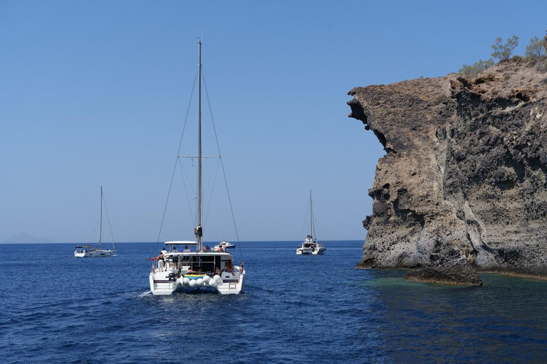 Santorin : croisière de luxe sur la caldeira avec repas et boissonsCroisière de luxe au coucher du soleil