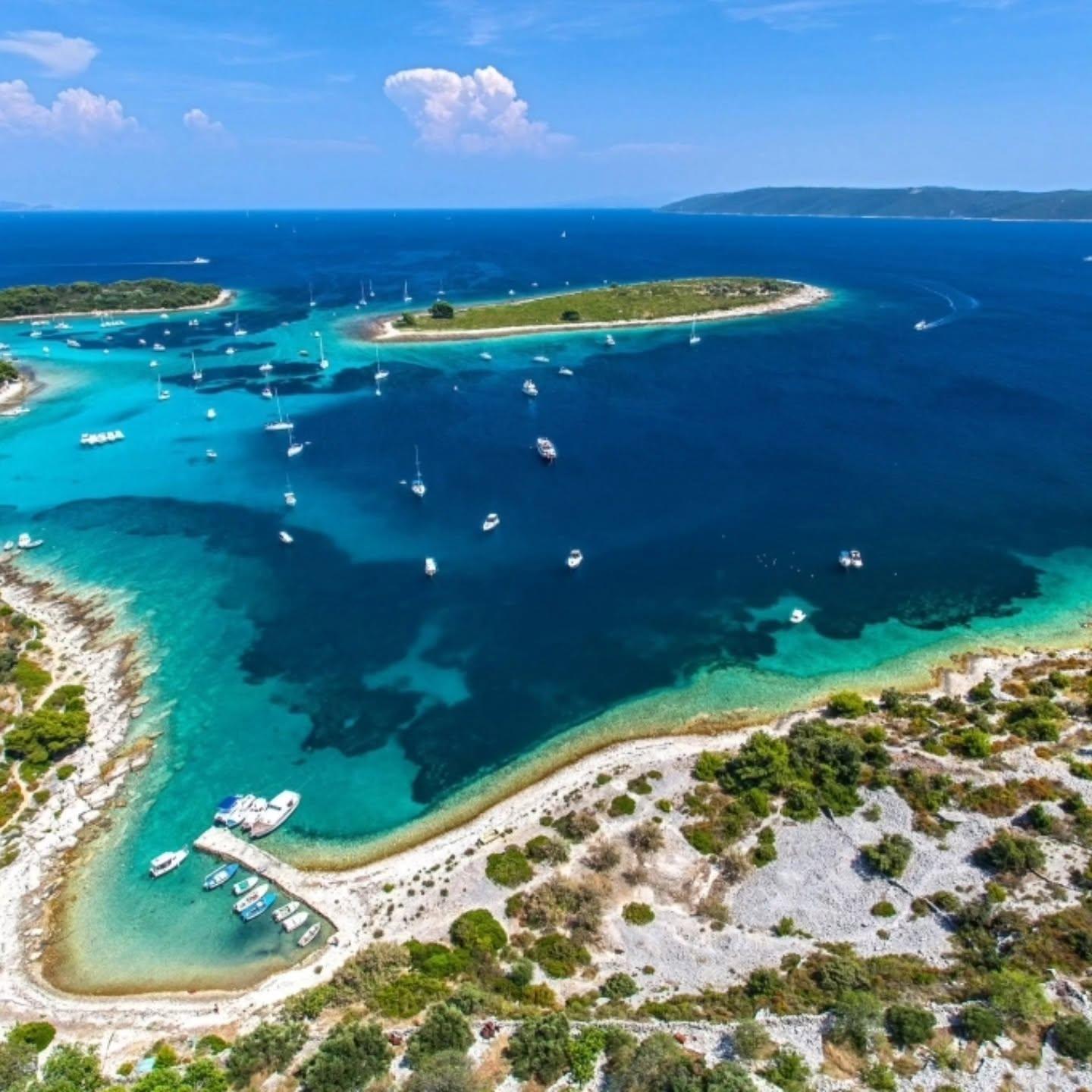 Ab Omiš: 3-Inseln-Tour – Blaue Lagune, Šolta, Brač mit Mittagessen