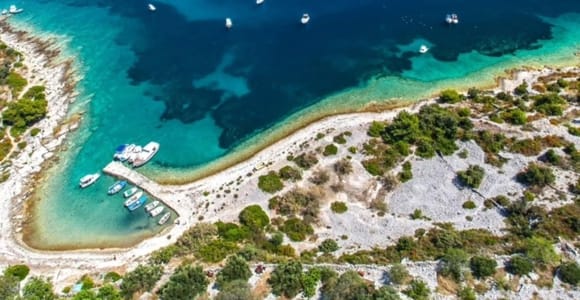 Ab Omiš: 3-Inseln-Tour – Blaue Lagune, Šolta, Brač mit Mittagessen