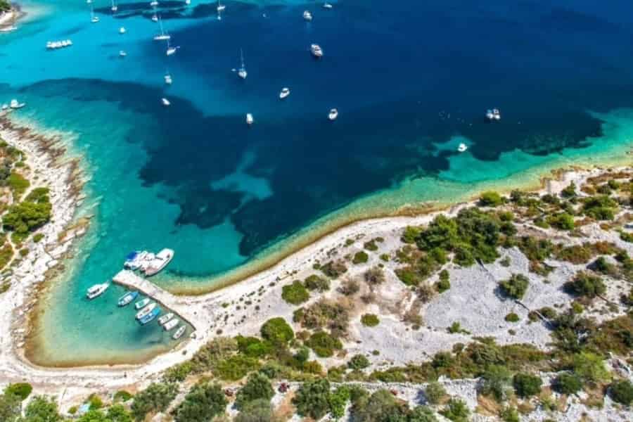 Ab Omiš: 3-Inseln-Tour – Blaue Lagune, Šolta, Brač mit Mittagessen. Foto: GetYourGuide Ab Omiš: 3-Inseln-Tour – Blaue Lagune, Šolta, Brač mit Mittagessen. Foto: GetYourGuide