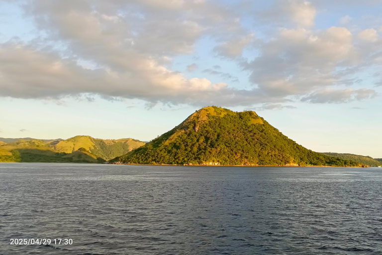 Labuan Bajo: Kalong Island Sunset Boat Tour with Snorkeling