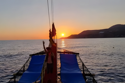 Alanya: Sunset Pirate Boat Cruise with Dinner