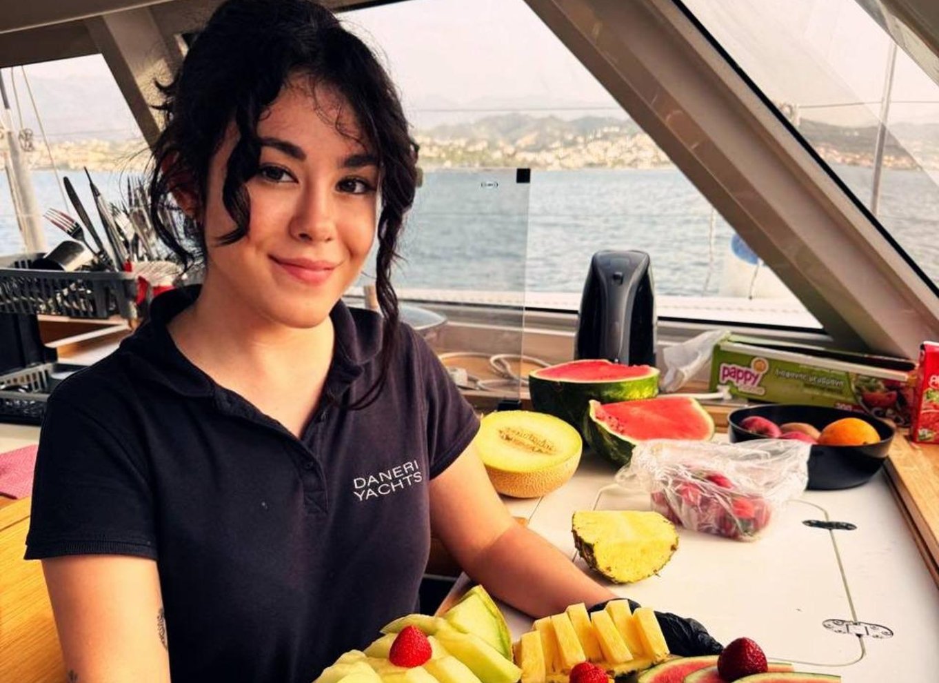 Hersonissos: Krydstogt med katamaran i solnedgang med snacks og drinks