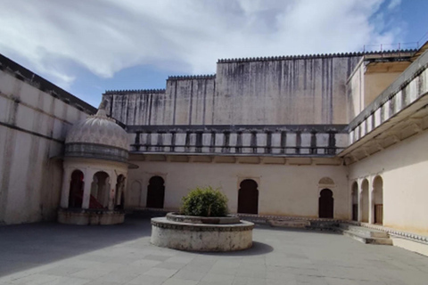 Kumbhalgarh Fort tour with english speaking guide Tour with Udaipur Pickup Drop