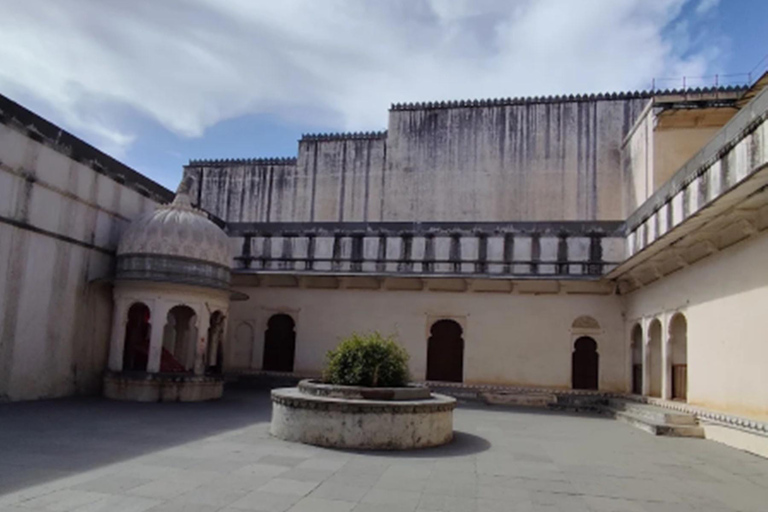 Kumbhalgarh Fort tour with english speaking guide Tour with Udaipur Pickup Drop