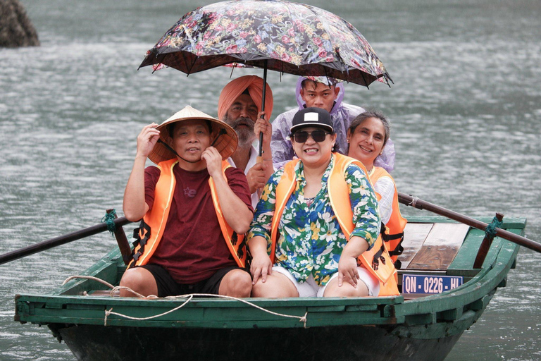 Depuis Hanoi : Croisière dans la baie d&#039;Halong avec déjeuner et transferts