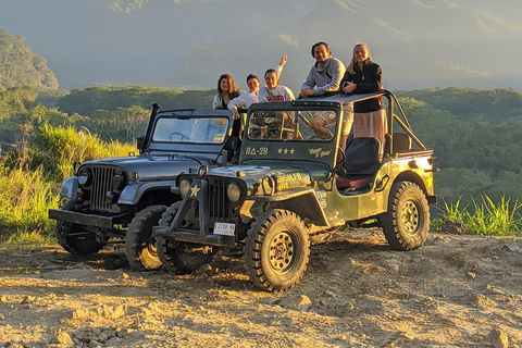 YOGYAKARTA MERAPI SONNENAUFGANG MIT EINEM JEEP