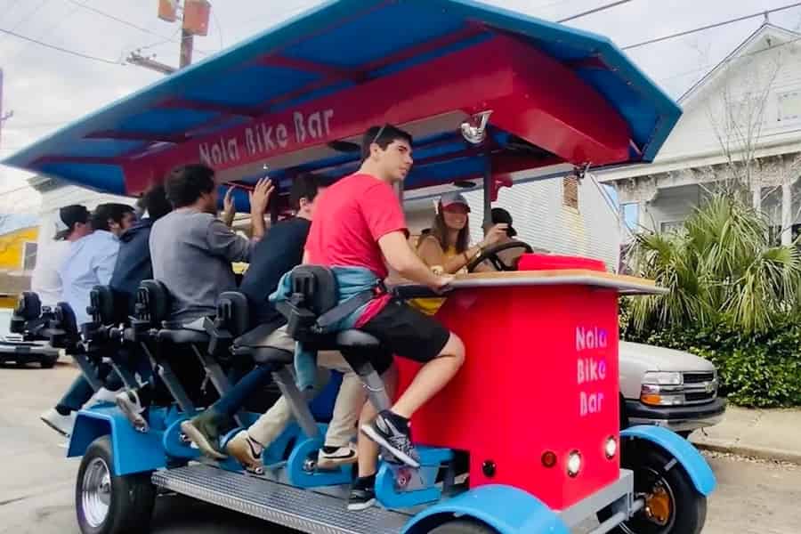 Mid-City Party Bike Bar Crawl. Foto: GetYourGuide