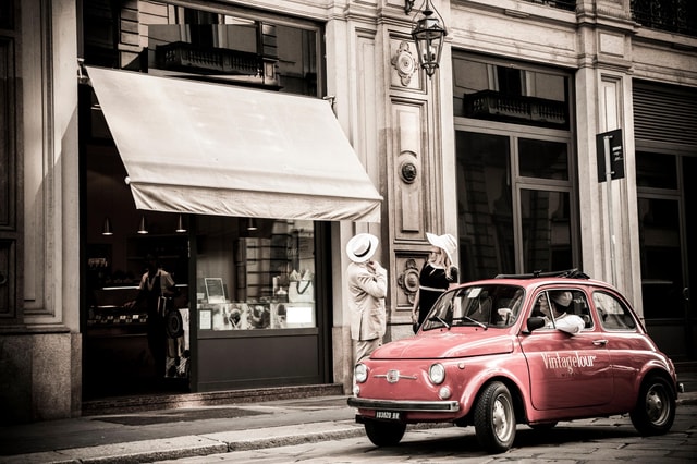 Milan: Central City Tour by Vintage Fiat 500 (2 hs, 2 stops)