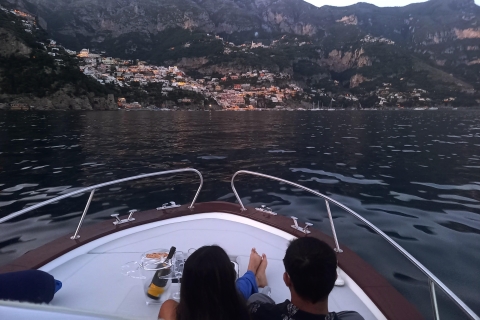 Doświadczenie łodzią o zachodzie słońca w Positano