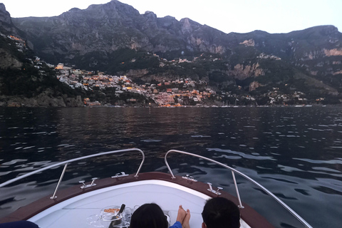 Experiencia en barco al atardecer en Positano